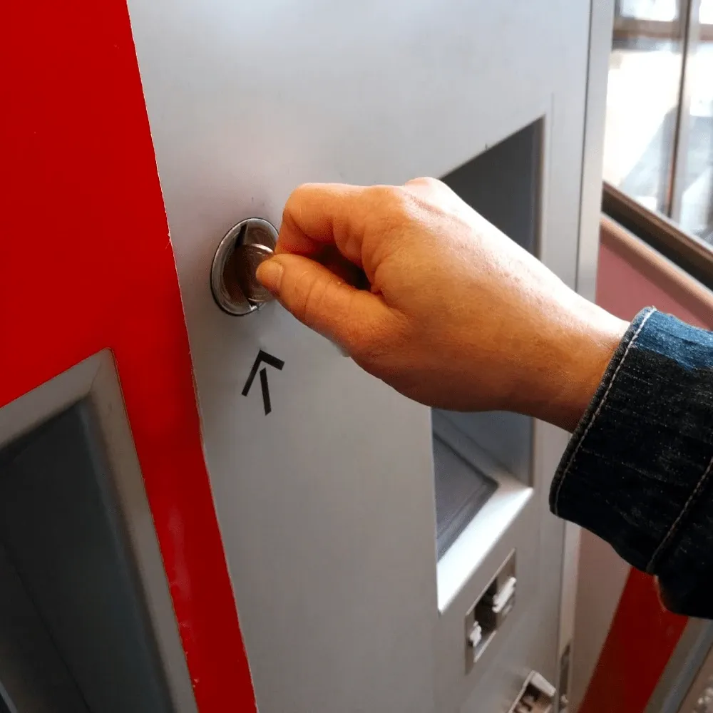 Removable coin acceptors in vending machines: functioning and advantages